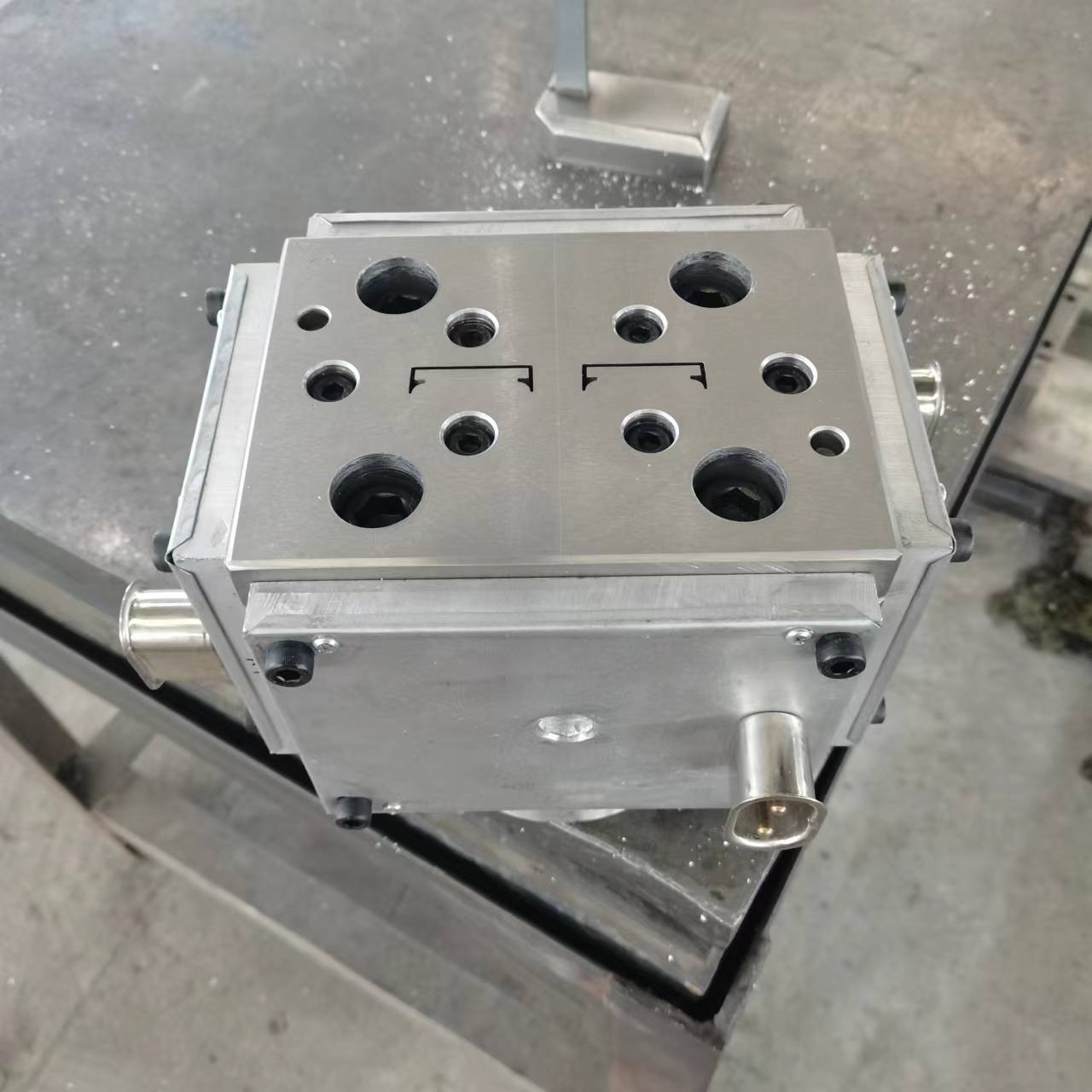 Double cativies mould for customized PVC profile