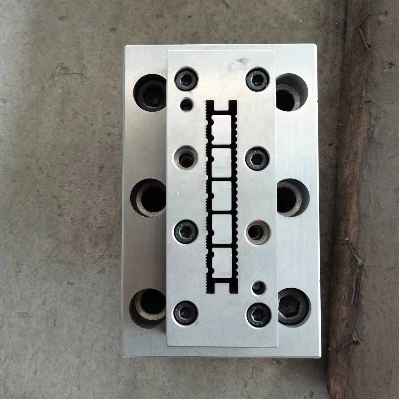 extrusion mould for outdoor decking