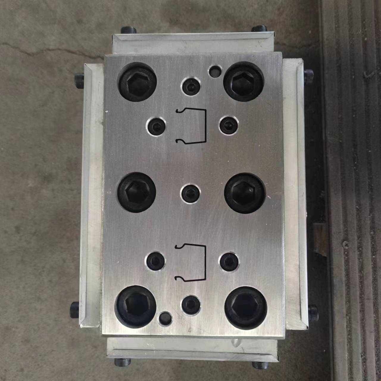 Mould for Plastic trucking profile 